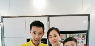 Lee Chong Wei celebrates 38th birthday with his wife and two sons. (photo: Lee Chong Wei's Facebook)