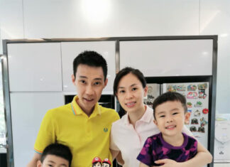 Lee Chong Wei celebrates 38th birthday with his wife and two sons. (photo: Lee Chong Wei's Facebook)