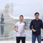 Tai Tzu Ying and the mayor of Kaohsiung, Chen Chi-Mai, pose for pictures. (photo: Kaohsiung Tourism Bureau)