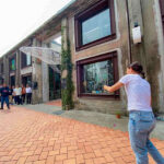 Tai Tzu Ying plays badminton with the mayor of Kaohsiung, Chen Chi-Mai. (photo: Kaohsiung Tourism Bureau)