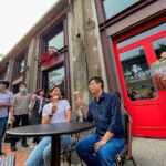 Tai Tzu Ying and the mayor of Kaohsiung, Chen Chi-Mai, eating Italian ice cream. (photo: Kaohsiung Tourism Bureau)