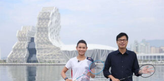 Tai Tzu Ying and the mayor of Kaohsiung, Chen Chi-Mai, pose for pictures. (photo: Kaohsiung Tourism Bureau)