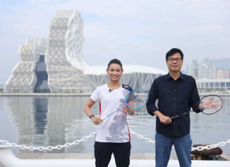 Tai Tzu Ying and the mayor of Kaohsiung, Chen Chi-Mai, pose for pictures. (photo: Kaohsiung Tourism Bureau)