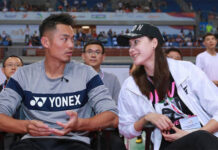 Lin Dan talks to his wife, Xie Xingfang at the event. (photo: Weibo)