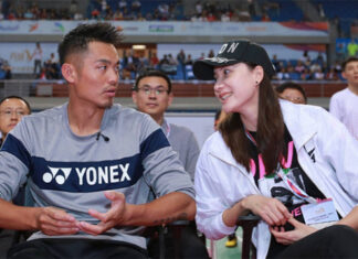 Lin Dan talks to his wife, Xie Xingfang at the event. (photo: Weibo)