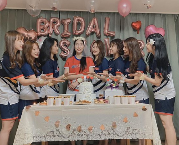 Sung Ji Hyun celebrates her bridal showers with friends.