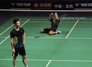 Huang Yuxiang (front) looks stunned after losing to Wang Zhengxing in the 2020 Chinese National Badminton Championships final. (photo: Chinanews)