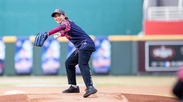 Tai Tzu Ying happily pitching at Taiwan's Red Bull Batting Mania. (photo: Red Bull) Tai Tzu Ying happily pitching at Taiwan's Red Bull Batting Mania. (photo: Red Bull)