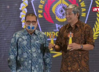Herry Iman Pierngadi accepting awards on behalf of Hendra Setiawan/Mohammad Ahsan and Kevin Sanjaya Sukamuljo/Marcus Fernaldi Gideon. (photo: antv)