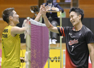 Kento Momota greets Kanta Tsuneyama after the final. (photo: nikkansports)