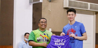 Lee Zii Jia gives Md Nor his jersey. (photo: UPDA)