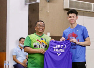Lee Zii Jia gives Md Nor his jersey. (photo: UPDA)