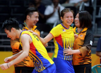 Chan Peng Soon (left) and Goh Liu Ying (second right) voice support for coach Chin Eei Hui (right) after knowing her contract will not be renewed by BAM. (photo: Bernama)