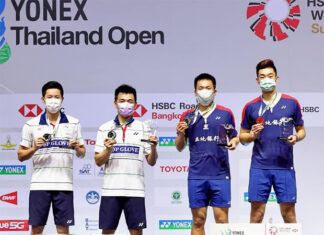 Goh V Shem/Tan Wee Kiong and Wang Chi-Lin/Lee Yang at the YONEX Thailand Open award ceremony. (photo: Badminton Thai)