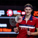 Viktor Axelsen poses for pictures with his broken racket. (photo: Shi Tang/Getty Images)