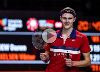 Viktor Axelsen poses for pictures with his broken racket. (photo: Shi Tang/Getty Images)