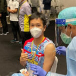 Hendra Setiawan receives the first dose of the COVID-19 vaccine on Friday. (photo: Hendra Setiawan's Instagram)