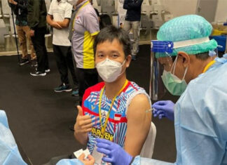 Hendra Setiawan receives the first dose of the COVID-19 vaccine on Friday. (photo: Hendra Setiawan's Instagram)