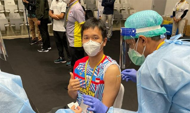 Hendra Setiawan receives the first dose of the COVID-19 vaccine on Friday. (photo: Hendra Setiawan's Instagram)