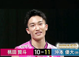 Kento Momota having fun during an exhibition match. (photo: Daihatsu)