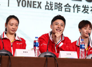 Huang Yaqiong (from left), Shi Yuqi, and Chen Yufei at the YONEX sponsorship signing ceremony. (photo: Shi Tang/Getty Images)