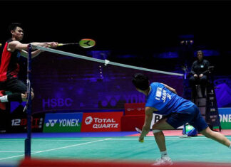 Lee Zii Jia (L) plays Kento Momota in the 2021 All England quarter-finals. (photo: AFP)