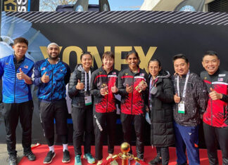 Pearly Tan/Thinaah Muralitharan take pictures with coaches and staff of the Malaysian squad after winning the Swiss Open title.(photo: Pearly Tan's Instagram)