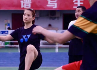 Huang Yaqiong leads the group in training. (photo: Badminton China)