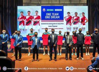 Lee Chong Wei (front left) and Lee Zii Jia (back middle) attend the BAM and YONEX new sponsorship signing ceremony. (photo: BAM)