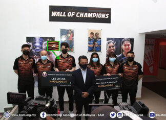 Lee Zii Jia, Pearly Tan/Thinaah Muralitharan receive incentives from BAM. They are wearing shirts with the YONEX logo. (photo: BAM)