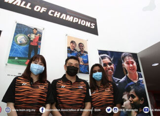 Chan Chong Ming (middle) looks for ways to improve Pearly Tan(left), Thinaah Muralitharan (right), and Malaysia's women's doubles department. (photo: BAM)