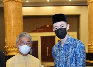 Lee Zii Jia shows the All England gold medal to the King of Malaysia. (photo: Bernama)