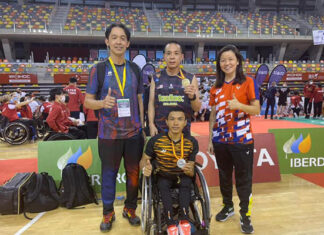Cheah Liek Hou (middle) poses for pictures with his coach, Rashid Sidek (left) after winning the 2021 Spanish Para International Badminton Championships. (Cheah Liek Hou's Instagram)