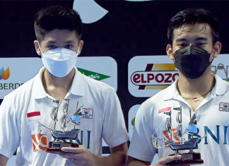 Yeremia Erich Yoche Yacob Rambitan (L) and Pramudya Kusumawardana win the 2021 Spain Masters men's doubles title.