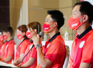 Kento Momota answering questions during the press conference. Park Joo-bong is on the right while Nozomi Okuhara is the third from the right. (photo: Nippon Badminton Association)
