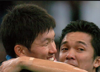 Shon Seung-mo (L) hugs Taufik Hidayat after the Athens Olympics final. (photo: AFP)