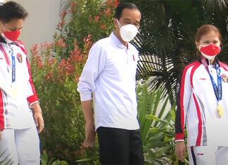 Indonesian President Jokowi Widodo gives bonuses to Greysia Polii, Apriyani Rahayu. (photo: Sekretariat Presiden)