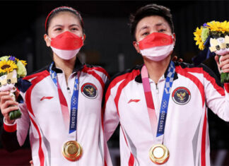 Greysia Polii/Apriyani Rahayu are getting a handsome financial payout after winning the Tokyo Olympics women's doubles gold medal. (photo: Lintao Zhang/Getty Images)