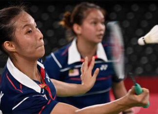 Chow Mei Kuan (L) and Lee Meng Yean compete at the 2020 Tokyo Olympics. (photo: Alexander Nemenov/AFP)