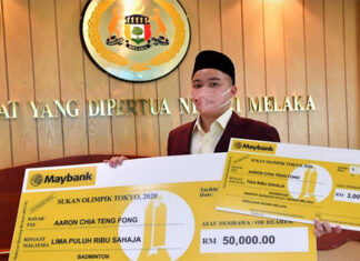 Aaron Chia receives a total cash reward of RM53,000 from the Melaka State Government. (photo: Bernama)