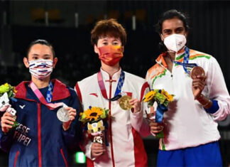 Chen Yufei (middle), Tai Tzu Ying (left), PV Sindhu pose for pictures at the Olympic award ceremony. (photo: Pedro Pardo/AFP)