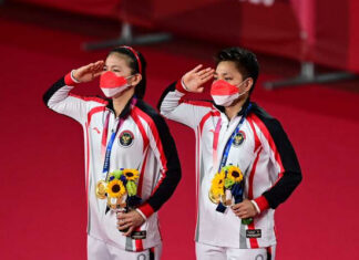 Greysia Polii/Apriyani Rahayu win the Tokyo Olympics women's doubles badminton gold medals. (photo: AFP)