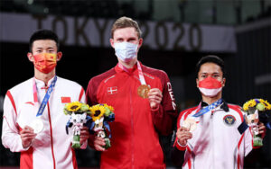 V for Victory: Viktor Axelsen (Center) denies Chen Long (Left) to win the 2020 Tokyo Olympics gold medal. (photo: Lintao Zhang/Getty Images)