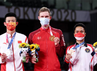 V for Victory: Viktor Axelsen (Center) denies Chen Long (Left) to win the 2020 Tokyo Olympics gold medal. (photo: Lintao Zhang/Getty Images)