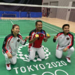 Eng Hian poses with Greysia Polii and Apriyani Rahayu (R) alongside their Tokyo Olympic gold medals. (photo: Facebook)