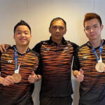 Flandy Limpele poses with Aaron Chia (L) and Soh Wooi Yik (R) alongside their Tokyo Olympic bronze medals. (photo: Paulus Firman)