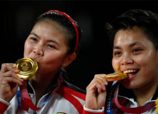 Greysia Polii (L), Apriyani Rahayu showered with cash, cows, houses, vacations after winning gold at the Tokyo Olympics. (photo: Reuters)