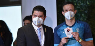 Guatemalans Government gives a ridiculously "small gift" to Kevin Cordon. (photo: Guatemala's Ministry of Culture and Sports)