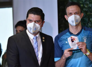 Guatemalans Government gives a ridiculously "small gift" to Kevin Cordon. (photo: Guatemala's Ministry of Culture and Sports)