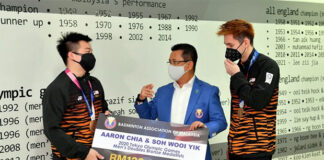 Aaron Chia/Soh Wooi Yik receive a check of RM120,000 from the President of BAM, Tan Sri Mohamad Norza Zakaria. (photo: Bernama)